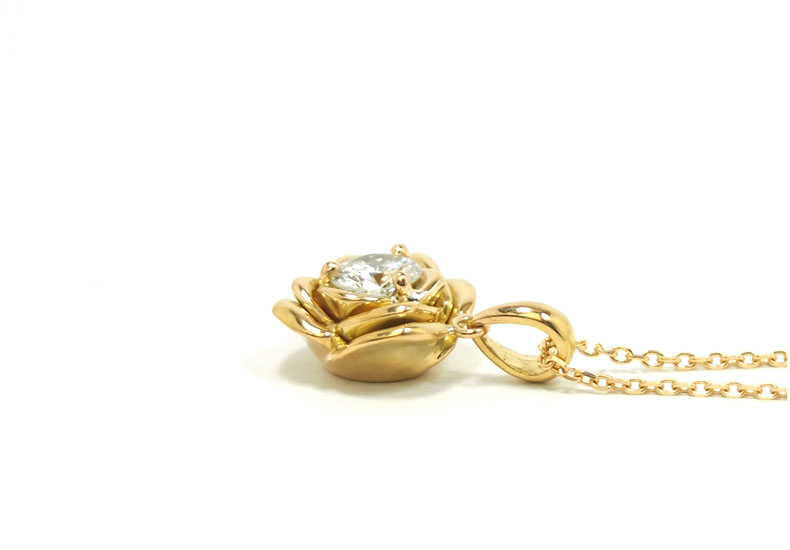 0.364ctのダイヤモンドを用いた花のモチーフのペンダント(ジュエリーリフォーム事例)