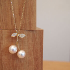 パールとダイヤモンドで制作したサクランボモチーフのペンダント