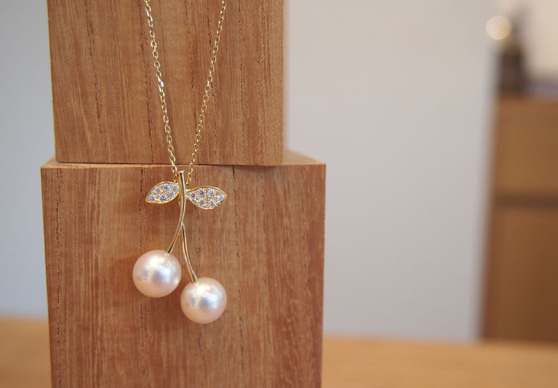 パールとダイヤモンドで制作したサクランボモチーフのペンダント
