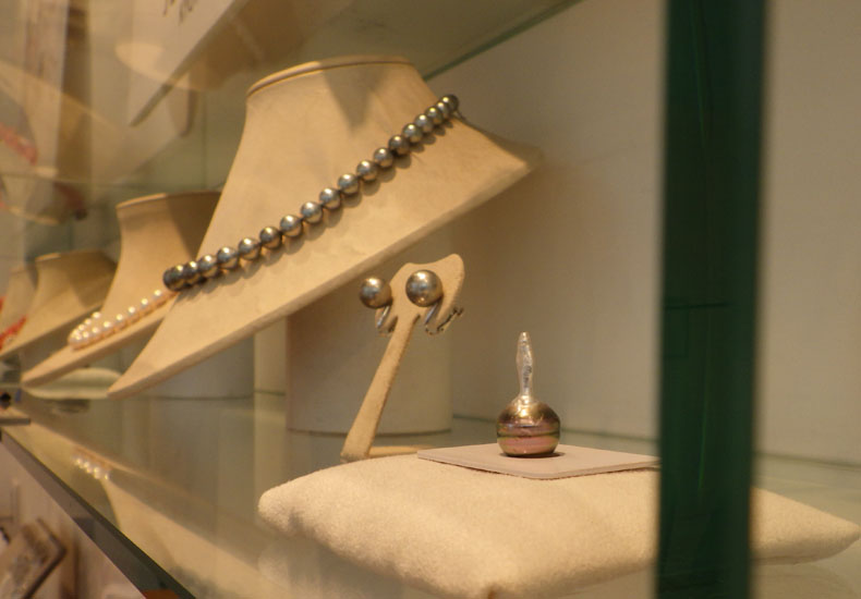 店の片隅の黒蝶真珠