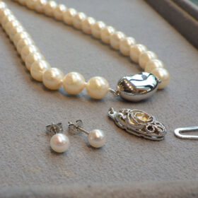 パールネックレスの糸替えと珠をいかしたピアス