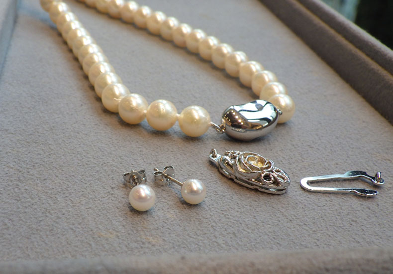 パールネックレスの糸替えと珠をいかしたピアス