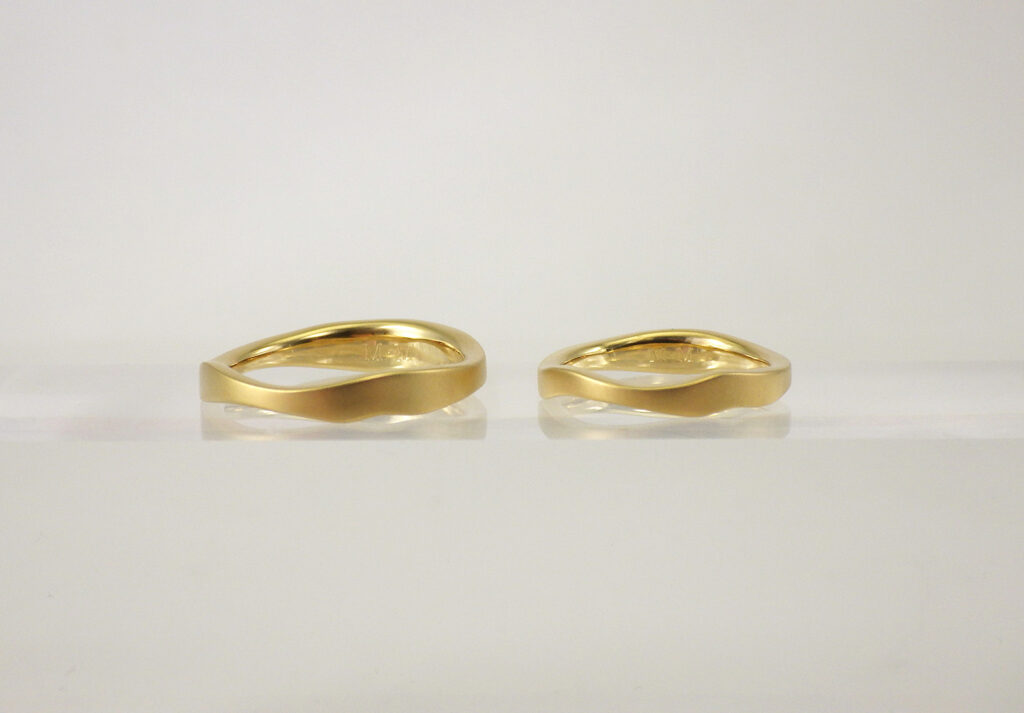 手描きの曲線をもとにした結婚指輪のもう半周部分