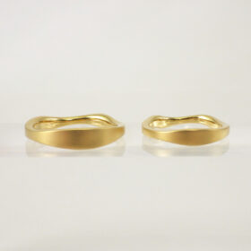 手描きの曲線をもとにした結婚指輪の半周部分