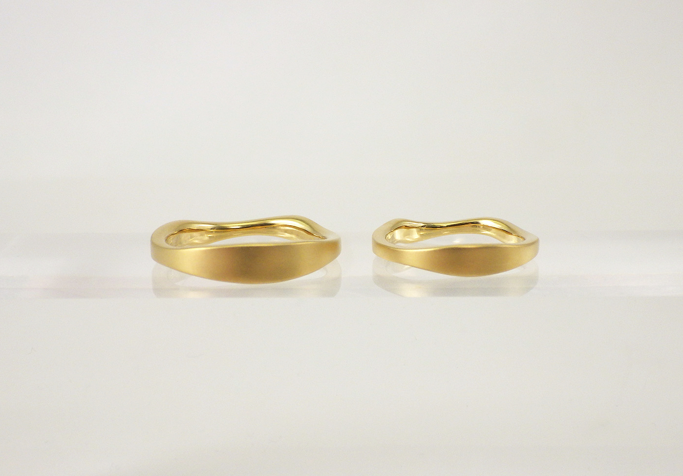 手描きの曲線をもとにした結婚指輪の半周部分