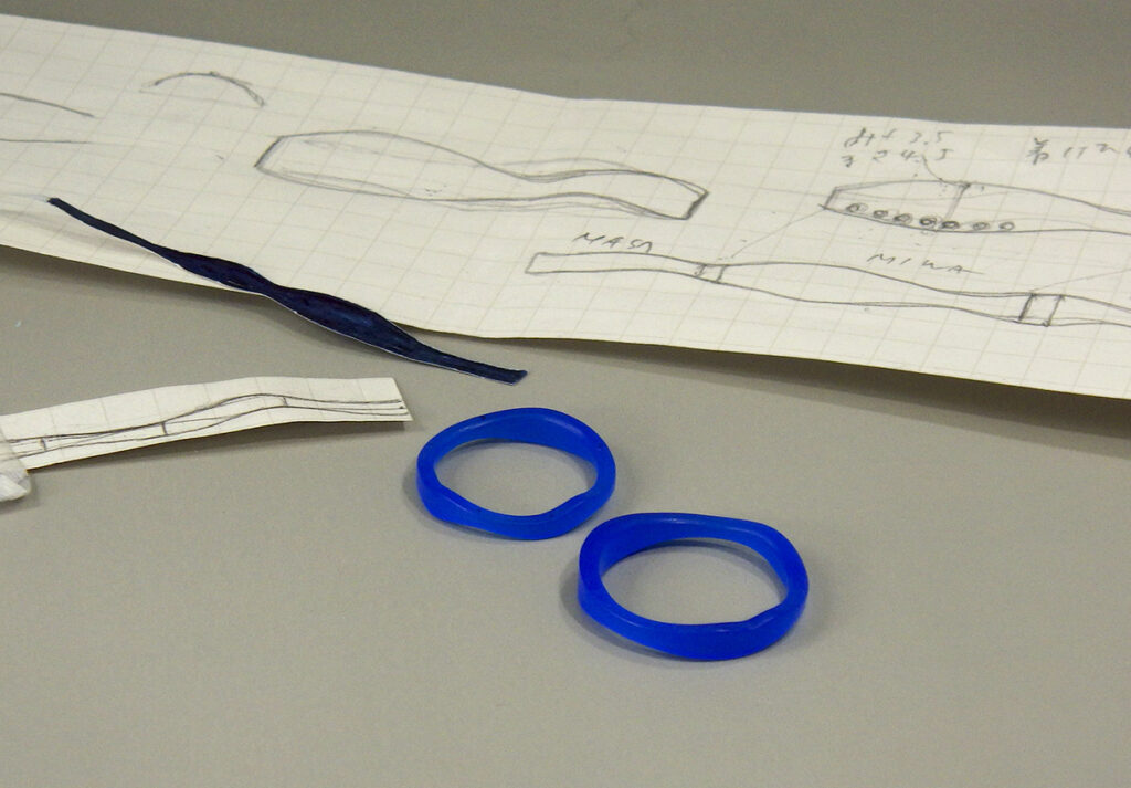 手描きの曲線をもとにした結婚指輪のラフ画とワックスモデル